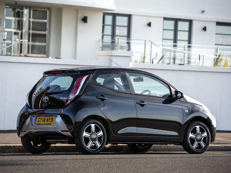  Toyota Aygo x-clusiv 5-Door 2014 года  (UK) (фото 12 из 15)